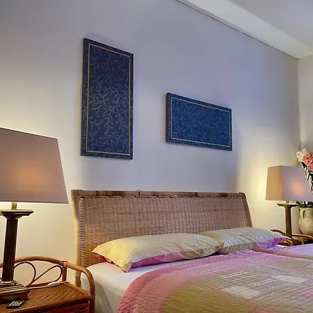1912 - - Old Town Apartment