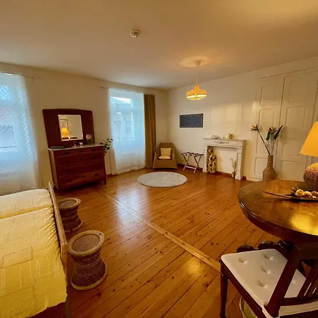 1912 - - Old Town Apartment